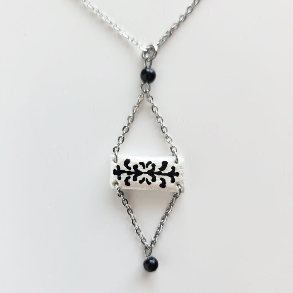 Iridescent Victorian Gothic obsidian necklace with a small silver chain - Picture 10 of 13